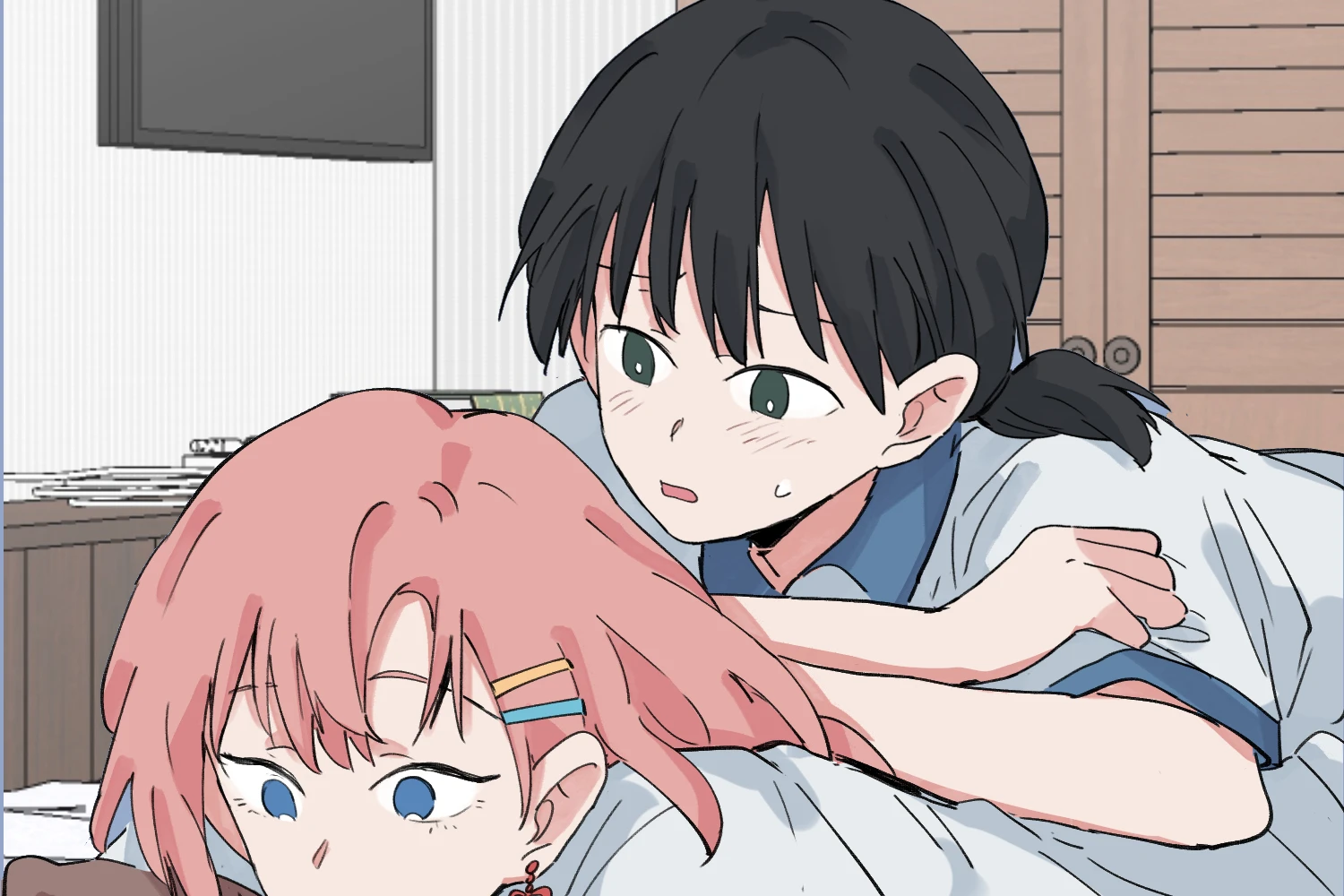Lin Luxi leans over Tongtong on the bed