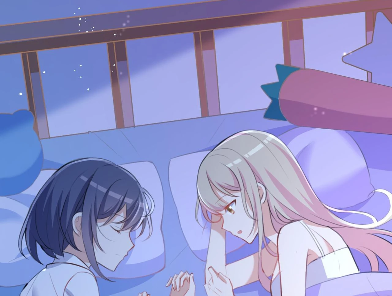 Gu An asleep holding Xinghuo’s hand while Xinghuo watches her