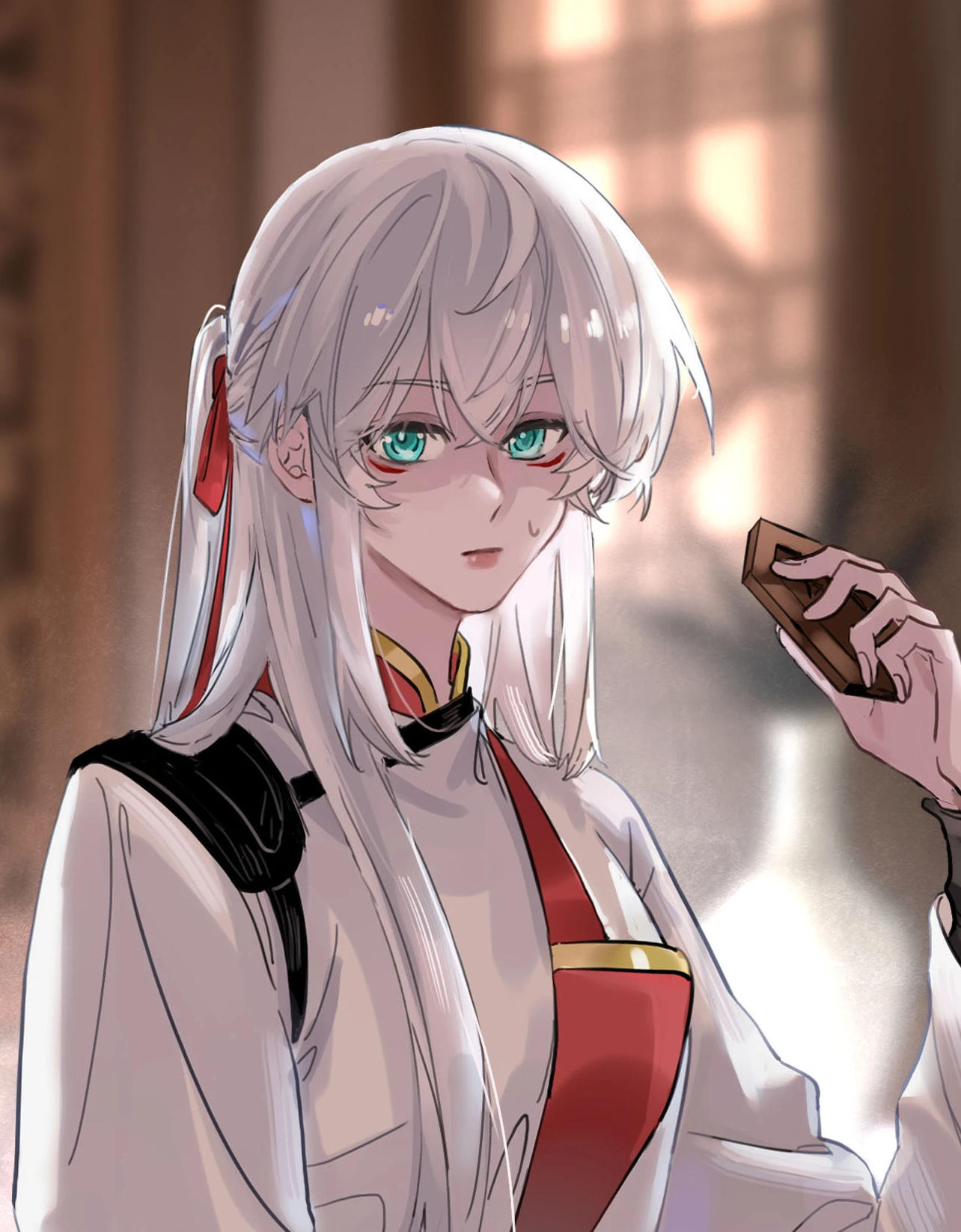Ji Linxue in warm light, holding a pastry