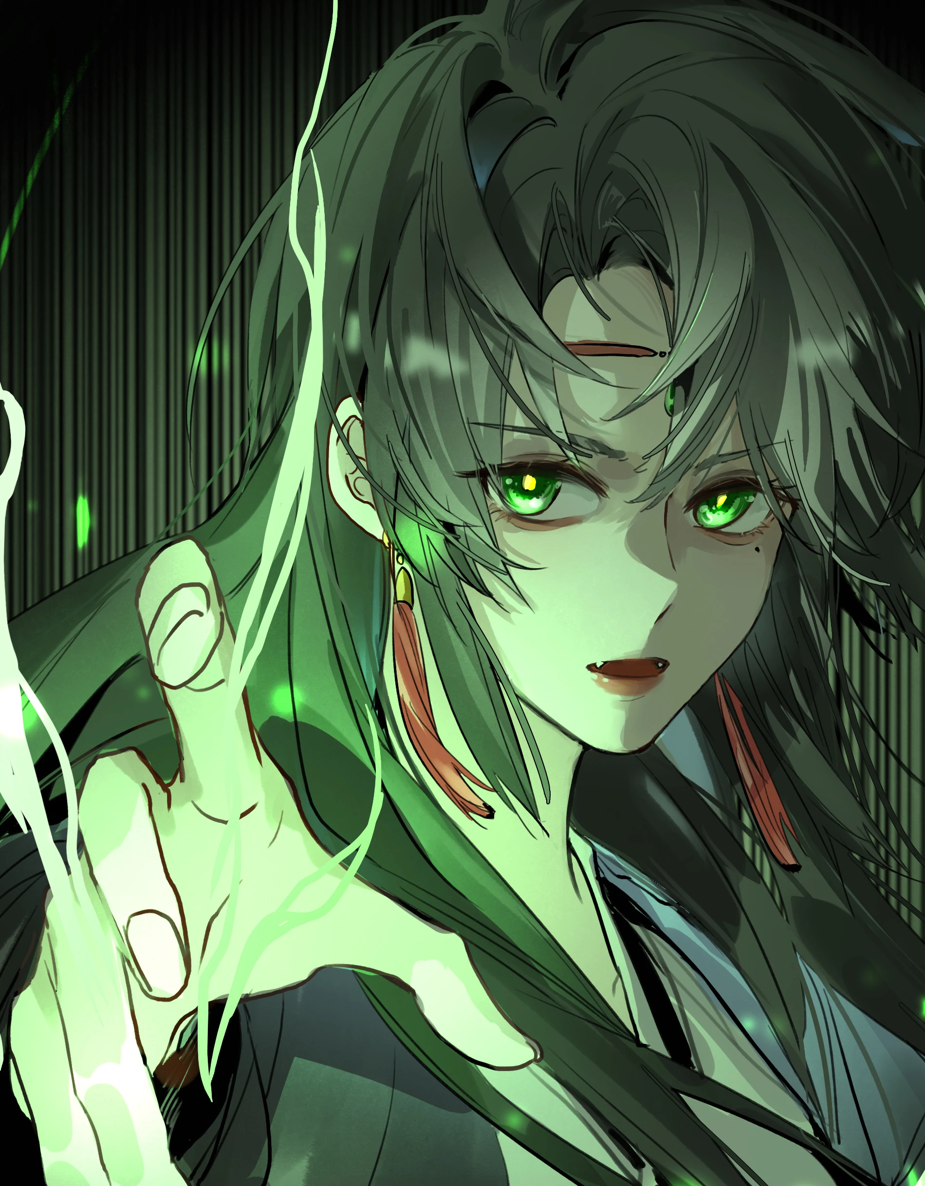 Lan Qinghe in a green glow, eyes lit