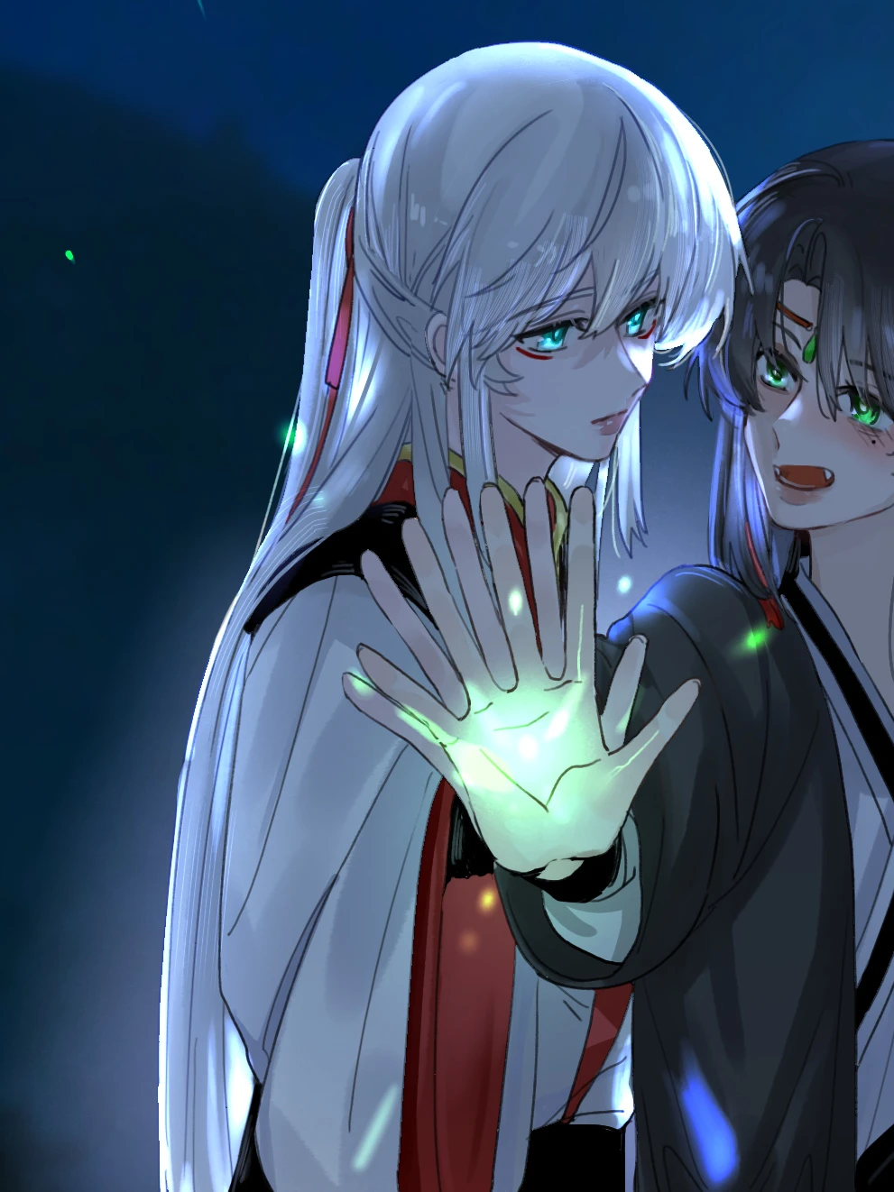 Ji Linxue holds up a glowing palm in the moonlight as Lan Qinghe leans on her shoulder